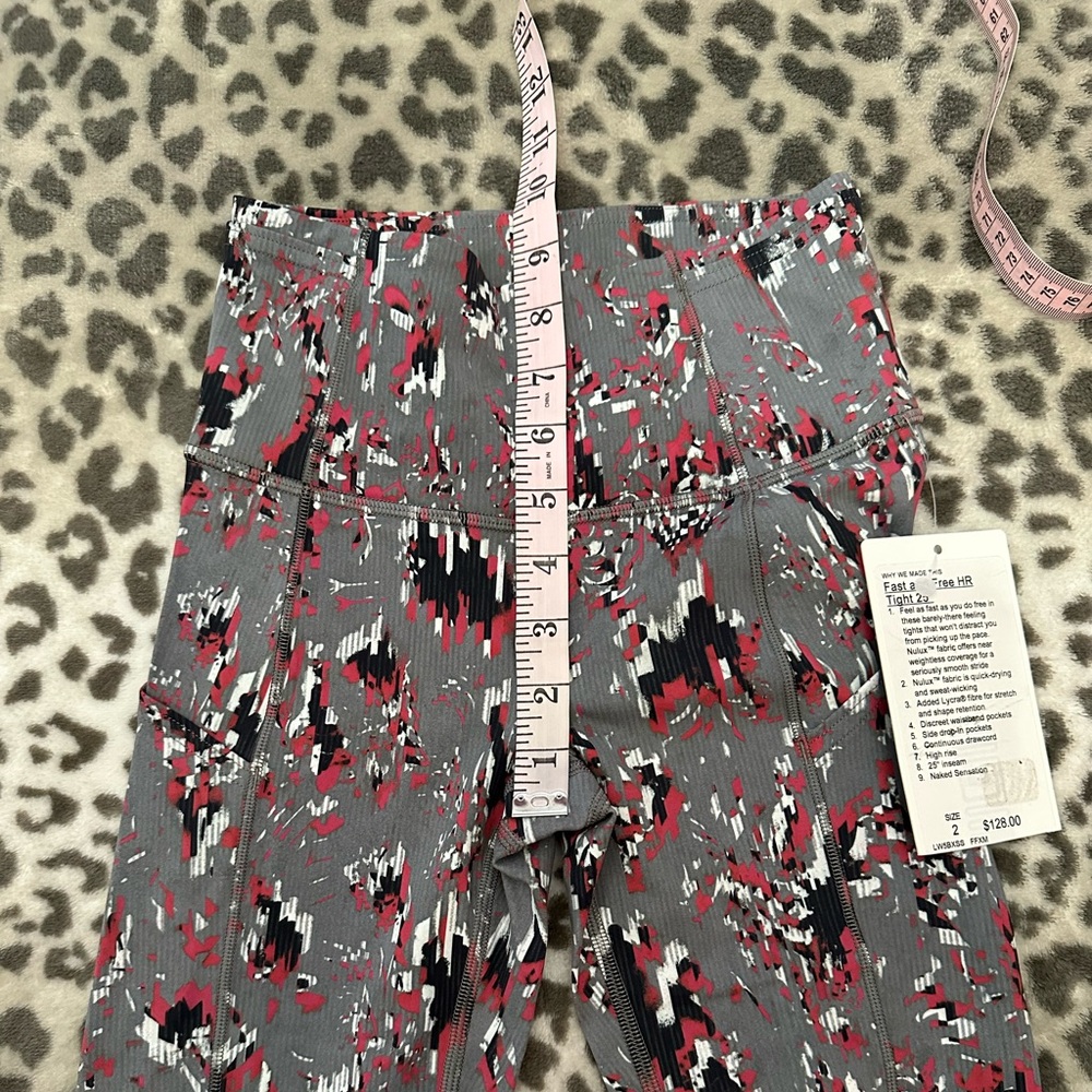 Lululemon Floral Fast And Free HR
Tight 25" Size 2 in Floral with Side Pockets - Picture 15 of 17